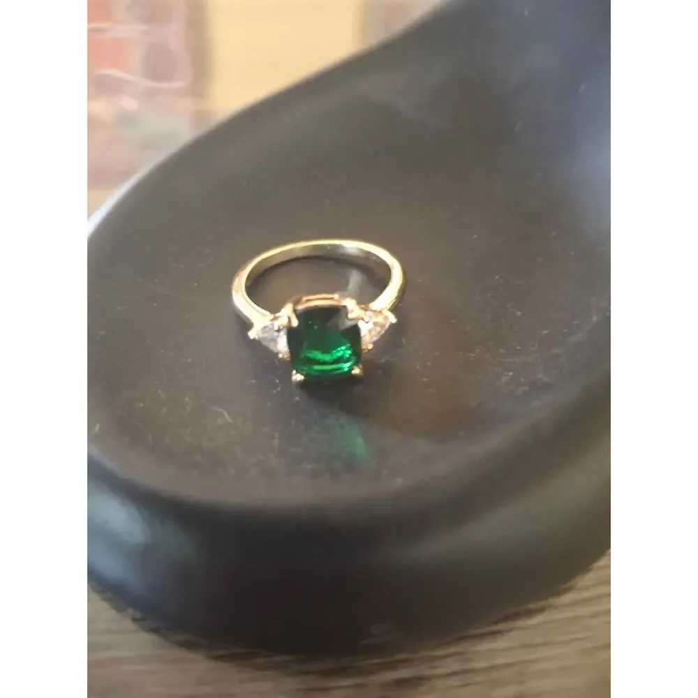 Gold tone emerald green three stone ring. Size 8